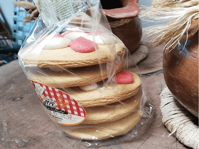 Caso: Coffee Love y Pan de Ita es una empresa dedicada al procesamiento, empacado y Distribuido de café y pan que nace en el año 2008 en la mano de la Señora Iris Bueso , fundadora y creadora de la empresa. Coffee Love y Pan de Ita comienza en el 2008 en la ciudad de Dulce Nombre Copán. Iris Bueso junto a su cuñada vieron la oportunidad de introducir su negocio en la ciudad debido a la falta de un lugar acogedor para las parejas y personas adultas dentro de este municipio. En sus inicios solo procesaban y vendían café y la repostería era comprada, pero notaron que la ganancia era muy poca y es allí donde surge la idea de elaborar su propio pan con recetas únicas que su suegra le había enseñado y en honor a sus exquisitas recetas colocan el nombre de 